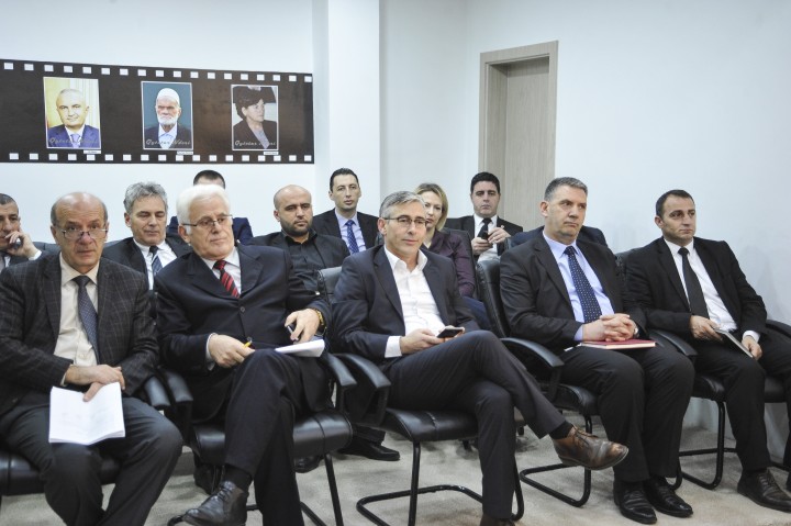 Asamblistë të Komunës së Gjilanit (dhe një foto e Ilir Metës në asamble) | Foto: Atdhe Mulla