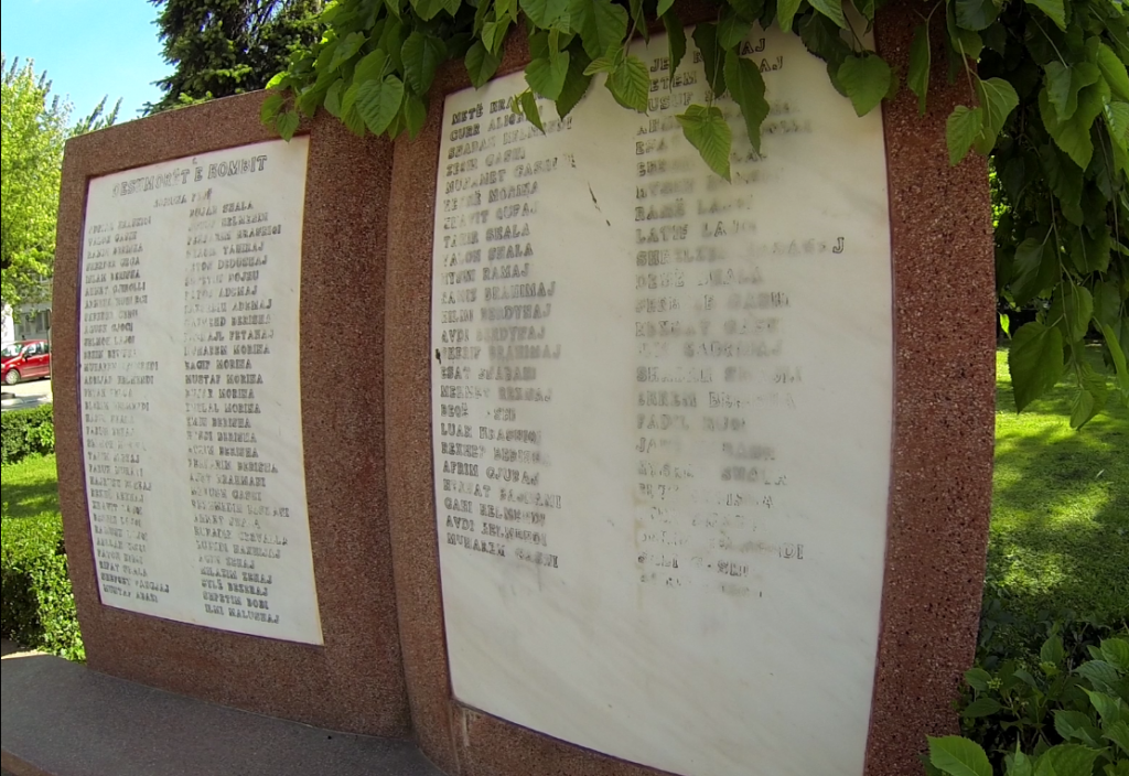 Pllaka përkujtimore me emrat e palexueshëm të dëshmorëve në Pejë. Foto: Kallxo.com