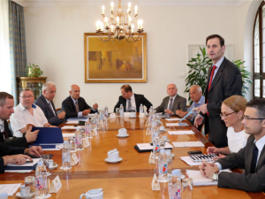 Zyrtarë kroatë duke diskutuar veprimet e Serbisë - Foto: Beta