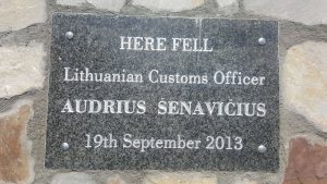 Pllaka përkujtimore në vendin e vrasjes së doganierit Audrius Shenaviçius – Foto: KALLXO.com