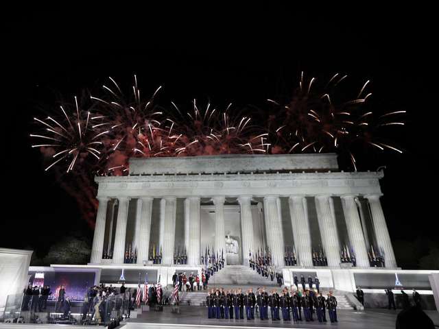 Fishekzjarret mbushin qiellin e Uashingtonit për inaugurimin e presidentit Trump. Foto: AP