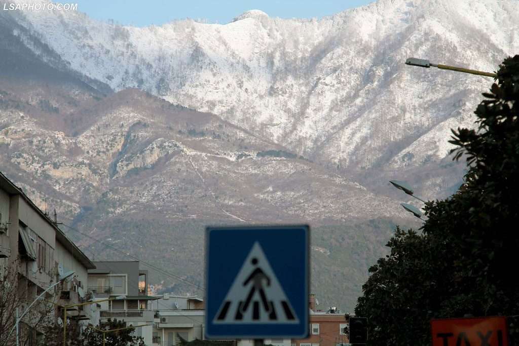 Mali i Dajtit mbi Tiranë i mbuluar nga bora më 6 Janar 2016. Foto: Malton Dibra/LSA