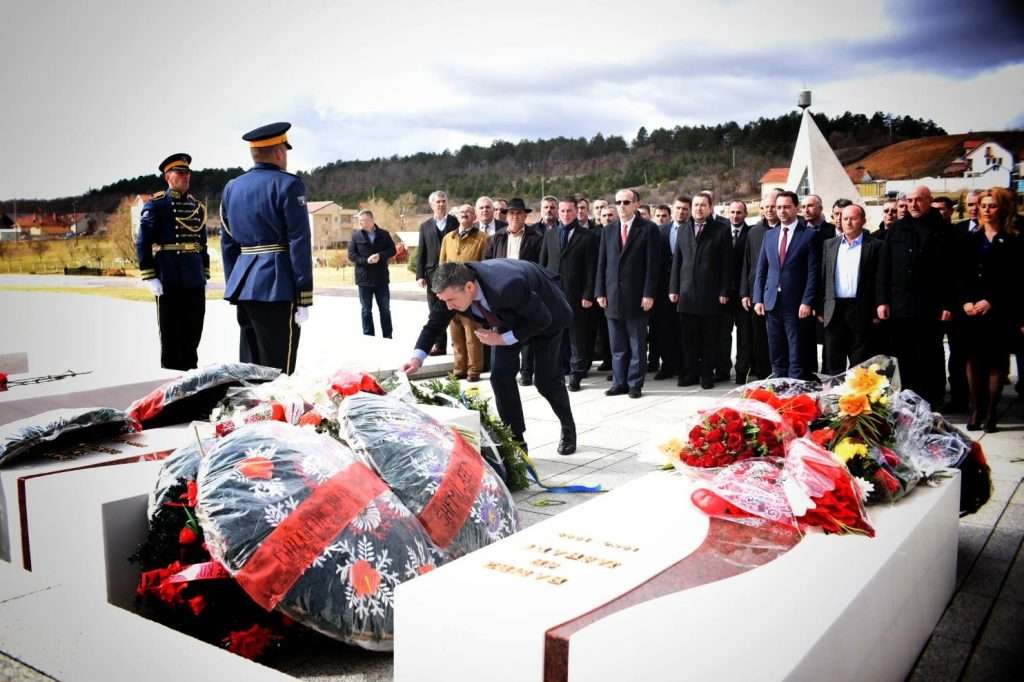 Kreu i Kuvendit, Kadri Veseli, vendos kurorë lulesh te varri i Komandantit Legjendar Adem Jashari - Foto: Facebook