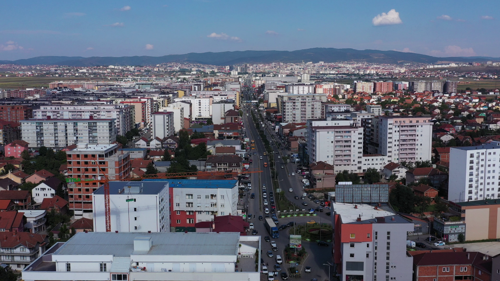 Fushë Kosovë, arrestohet një person pasi goditi me veturë dy këmbësorë