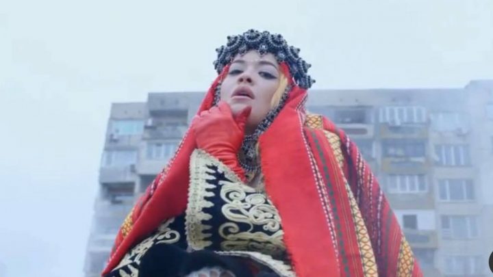 Rita Ora me veshje kombëtare shqiptare në këngën e re