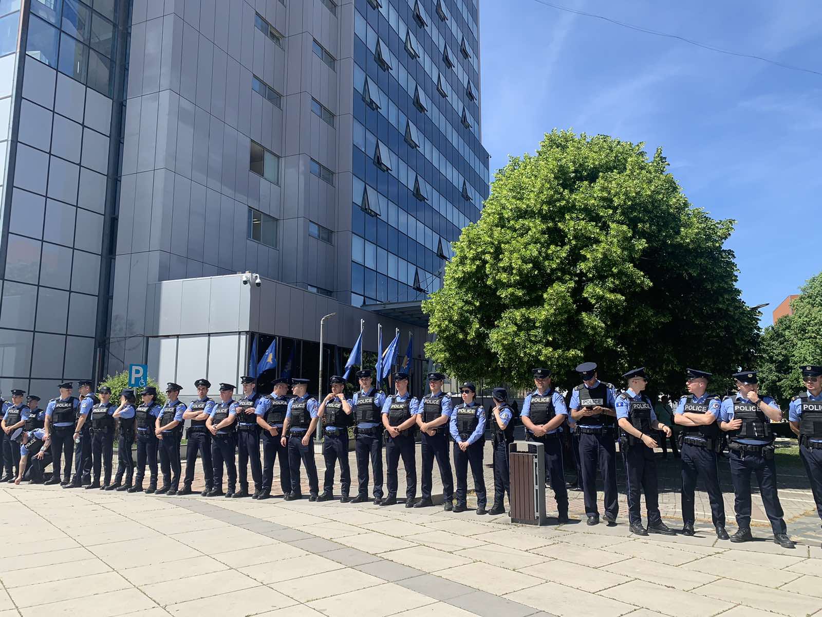 Kordon I Gjatë I Policisë Të Kosovës Para Objektit Të Qeverisë Pamje