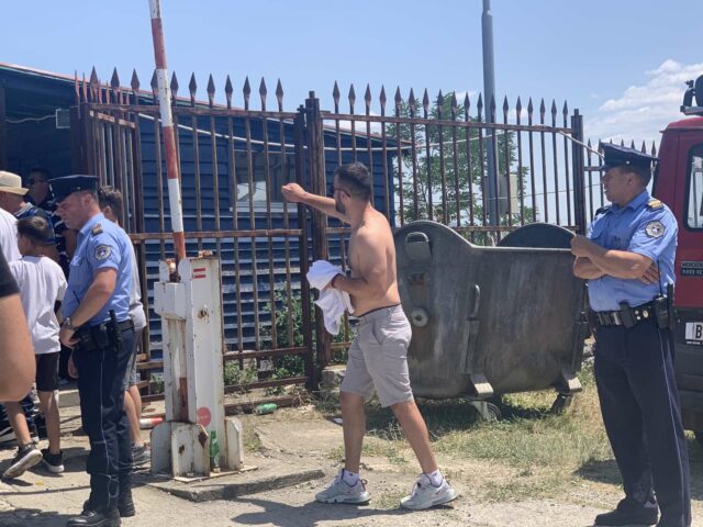 Policia mbledh bluzat e serbëve me mbishkrime nacionaliste në Gazimestan
