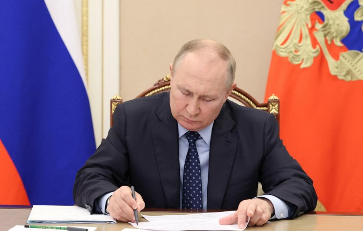Putini bën ndryshime në qeveri ndërsa Kremlini intensifikon sulmet në Ukrainë