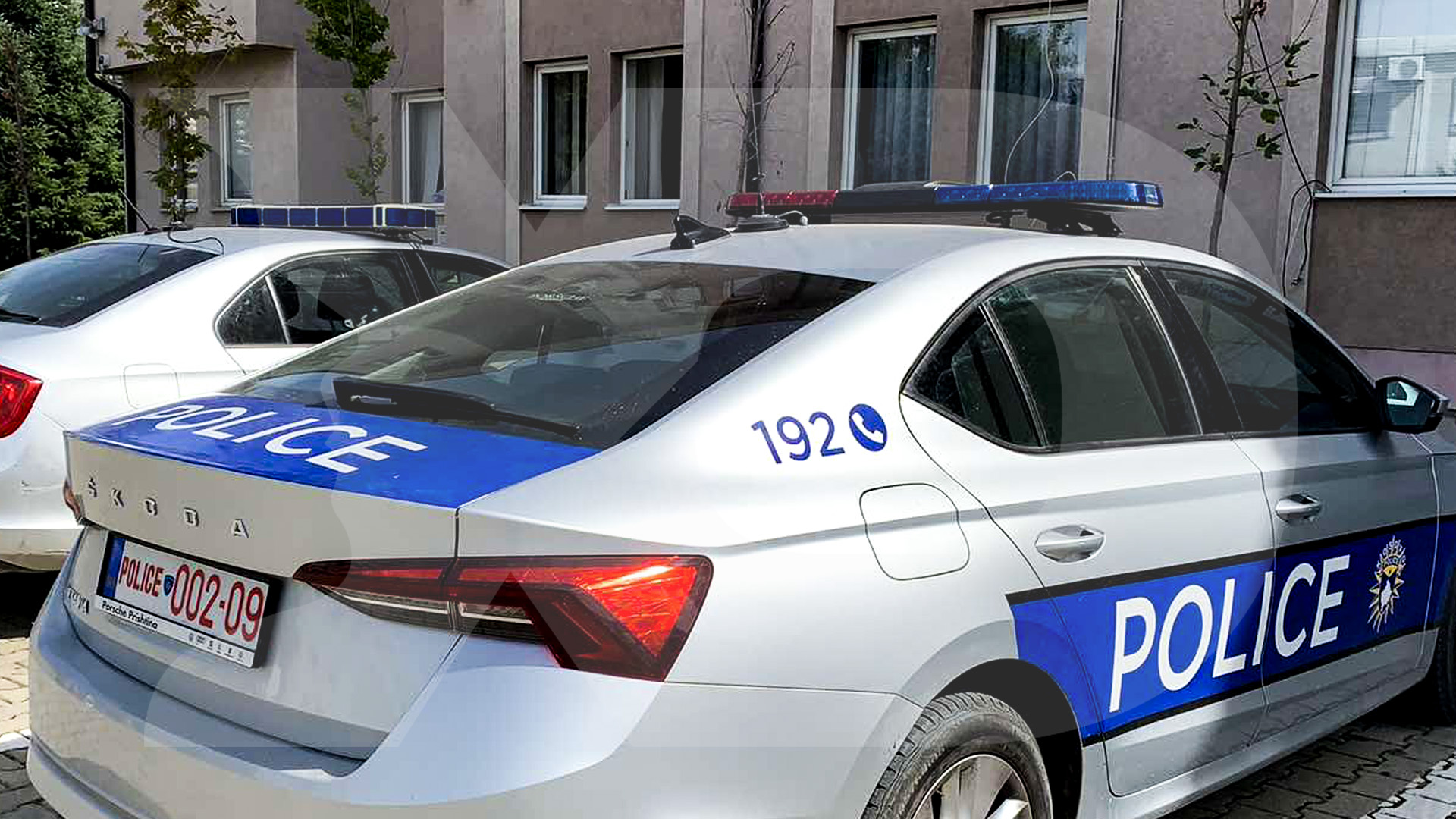 Vendosi drita rrotative në veturën e tij pa autorizim  gjobitet me 500 euro nga Policia