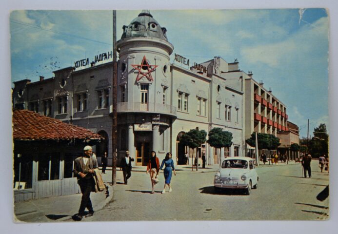 Kartolina e ish-Hotel Jadran në Mitrovicë, e datës 31 gusht 1961. Ky objekt tani pret pulën më të re të Kosovës Kentucky Fried Chicken, KFC. Foto nga galeria e Kenneth Andresen.