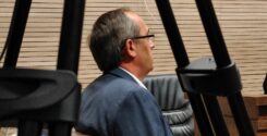 Deputeti i LDK-së, Avdullah Hoti i ulur në gjykatore në cilësinë e të dëmtuarit – FOTO: Laurant Berisha – KALLXO – 08.08.2023