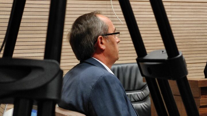 Deputeti i LDK-së, Avdullah Hoti i ulur në gjykatore në cilësinë e të dëmtuarit – FOTO: Laurant Berisha – KALLXO – 08.08.2023