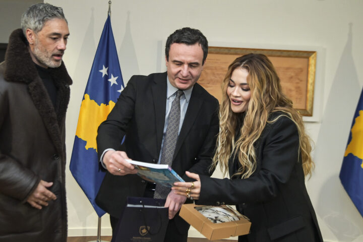 Takimi i këngëtares Rita Orës me kryeministrin Albin Kurtin, 27.11. 2023. Foto: Zyra e Kryeministrit