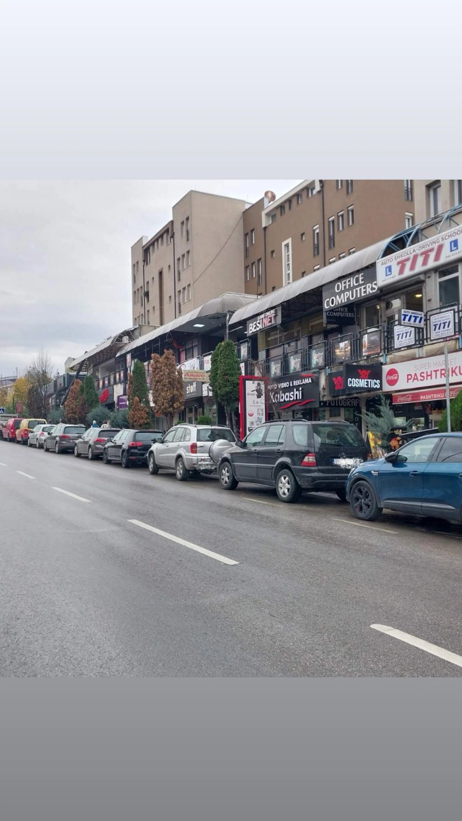 Korsia e re në rrugën ‘Eqrem Çabej’ shndërrohet në parking