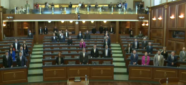 Kuvendi nis seancën me një minutë heshtje në përkujtim të masakrave në Kosovë
