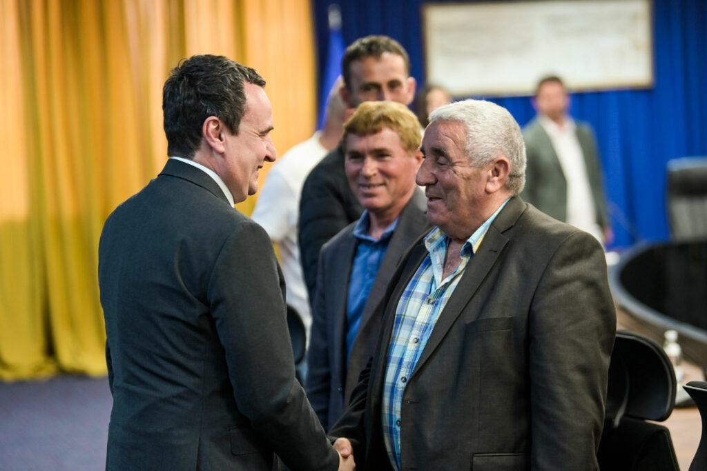 Takimi i kryeministrit Kurti me ish të burgosur politikë | Foto: ZKM