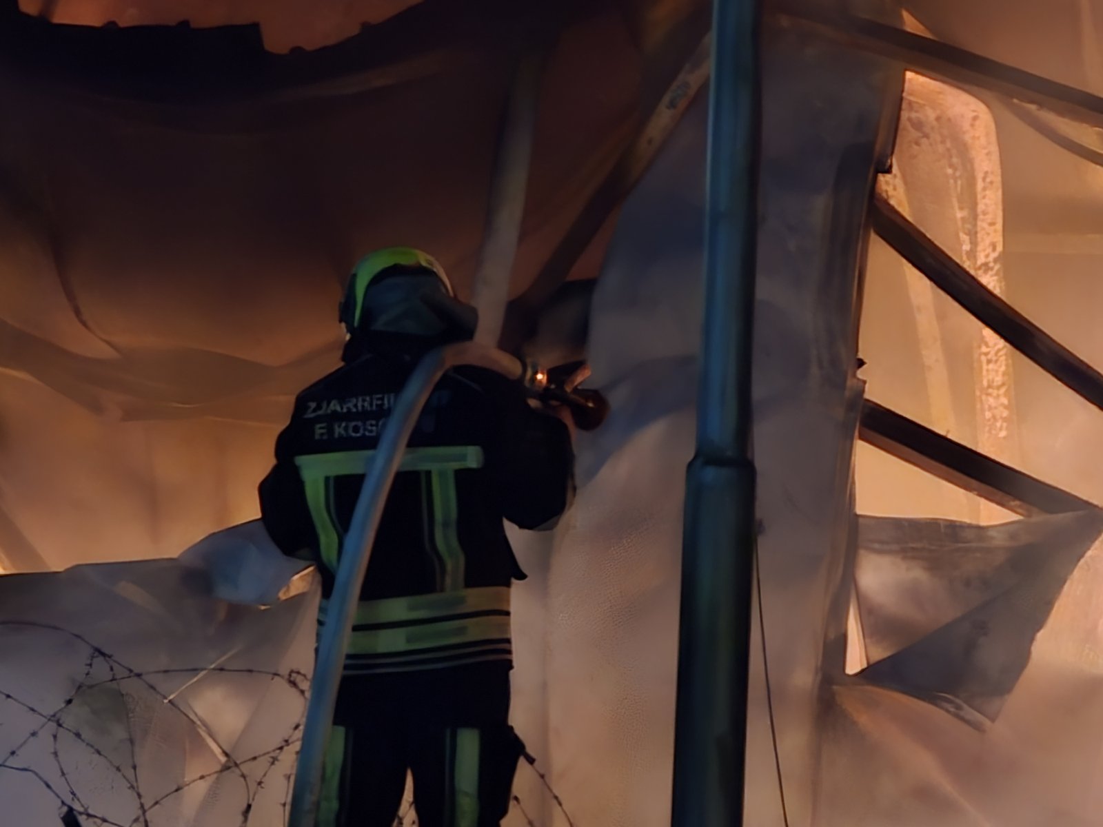 Babai me dy fëmijë vdesin nga zjarri në një banesë kolektive në Malishevë