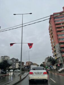 Shtime  arrestohen 2 persona për vjedhje në një qendër tregtare  vetura me të cilën udhëtonin rezulton e vjedhur