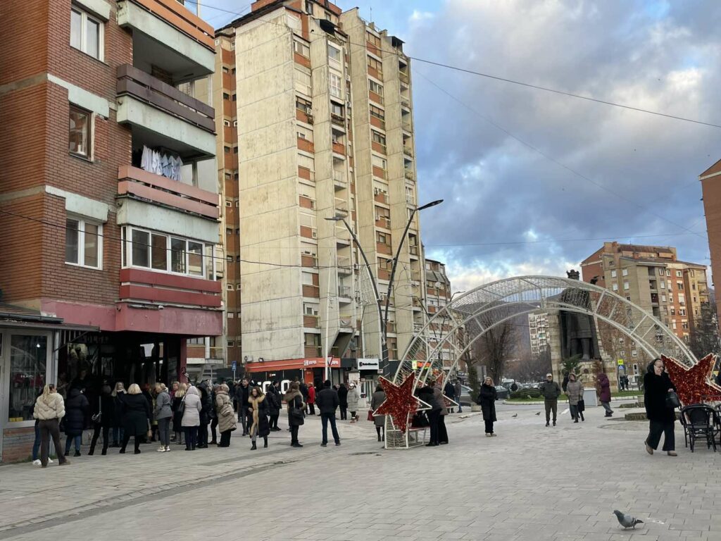 Qytetarë serbë mblidhen pranë selisë së Listës Serbe në Mitrovicë të Veriut për të dalë në votim