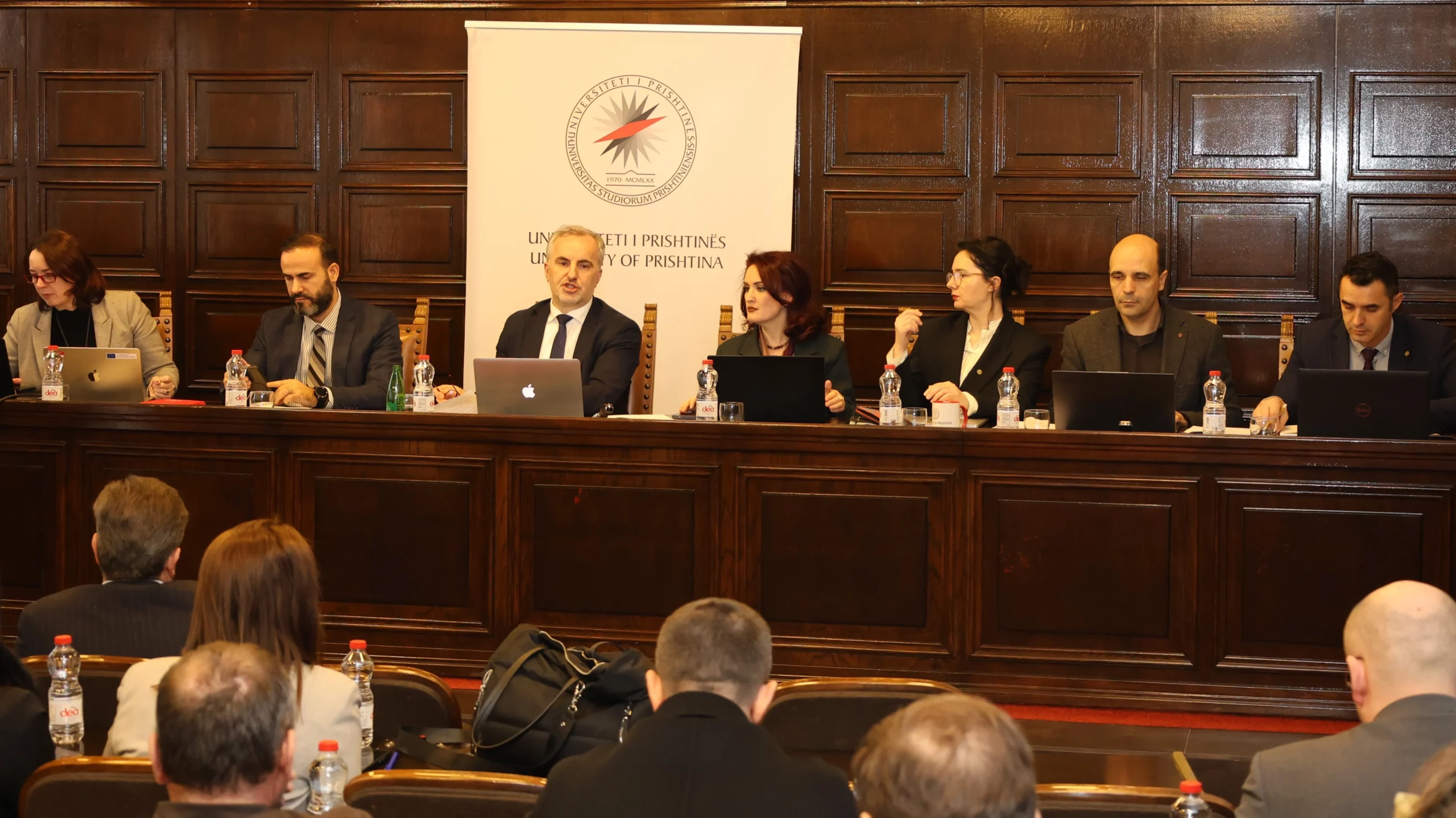 Komisioni i tretë i UP-së nuk arriti të vendosë nëse revista shkencore është e dyshimtë, a do ta rizgjedhë apo avancojë Senati profesoreshën e Edukimit?