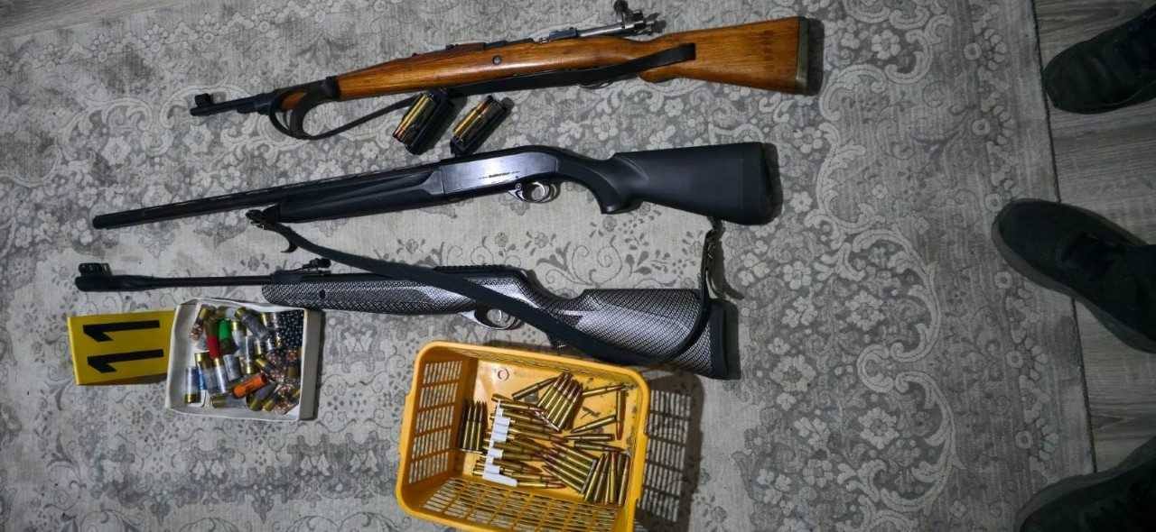 Po kalonin me traktorë nga Serbia në Kosovë, arrestohen 4 persona për kontrabandë e armë