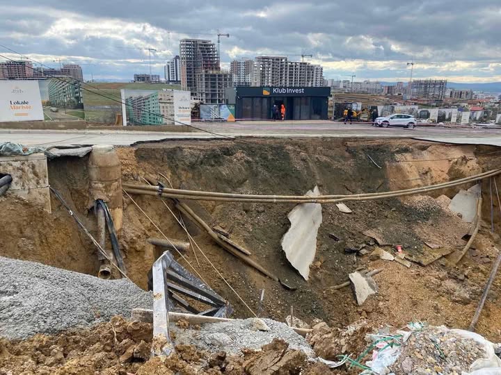 Sveçla i LVV-së reagon pas shembjes së rrugës në Prishtinë, thotë se ndërtimet po kryhen pa kontroll