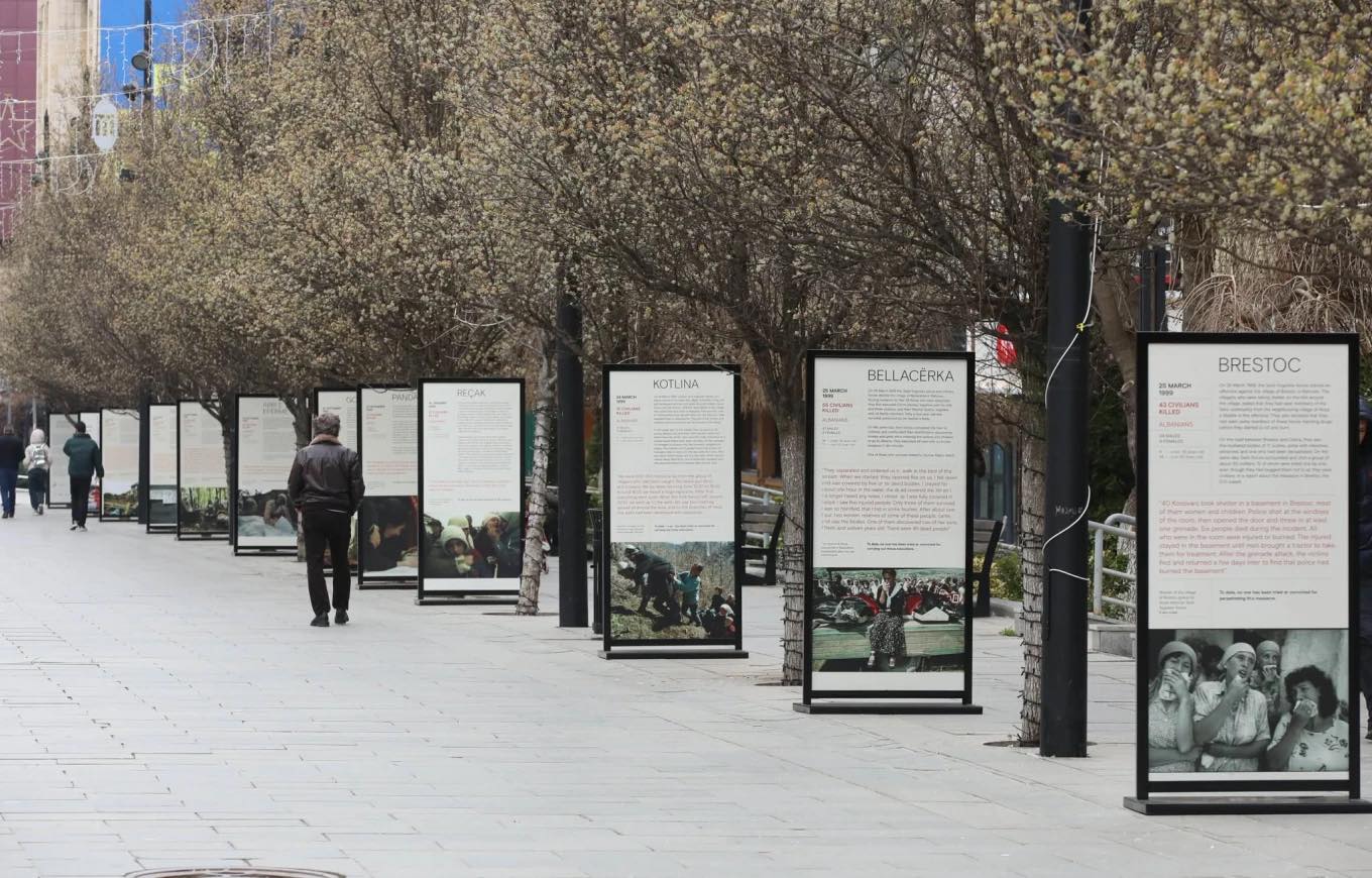 OVL-UÇK thërret protestë para Kuvendit në kundërshtim të ekspozitës për masakrat në Kosovë