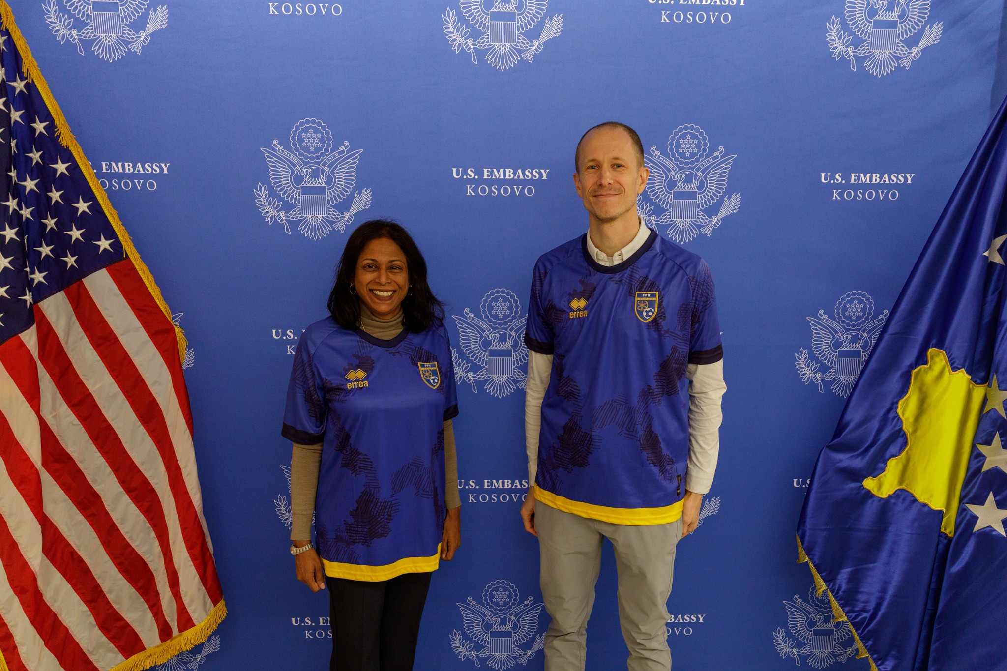 Ambasada e SHBA-së e përkrah kombëtaren e Kosovës: Luani fort dhe bëjeni Kosovën krenare