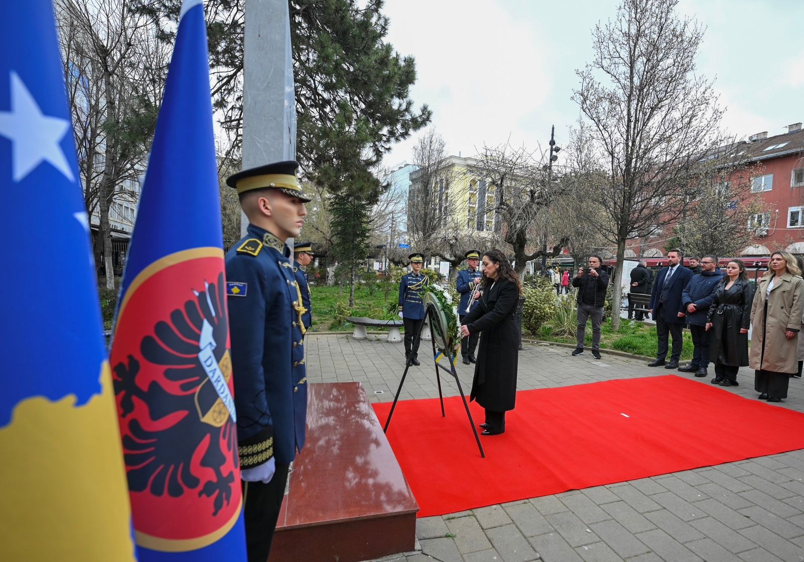 Osmani bën homazhe te memoriali i të rënëve të KFOR-it në 27 vjetorin e fillimit të bombardimeve