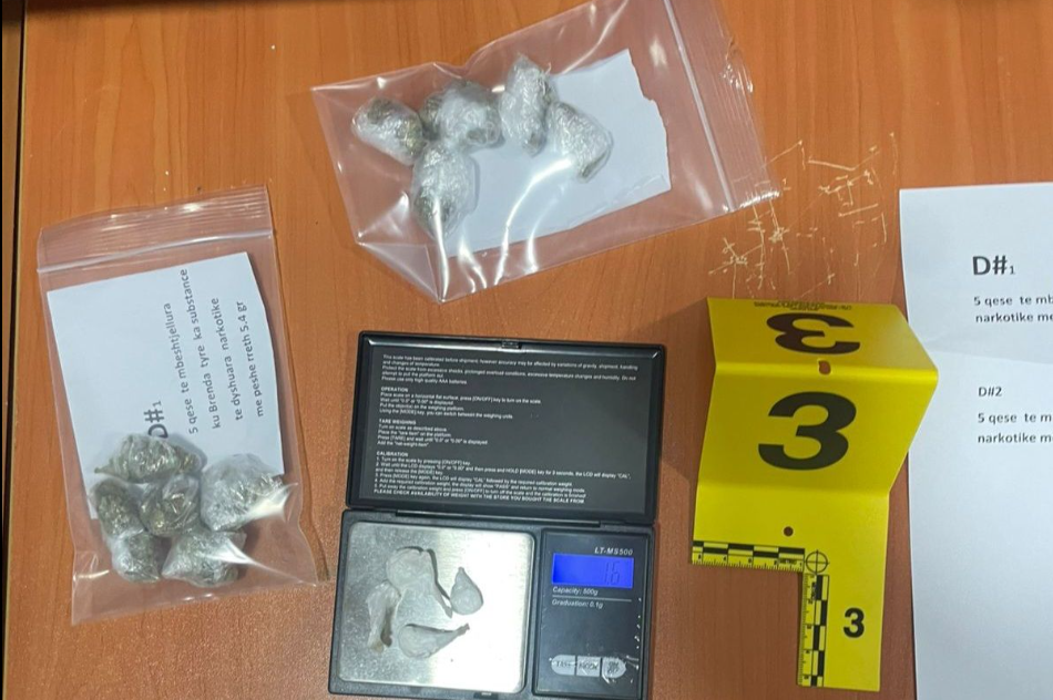 Posedim dhe shitje e narkotikëve – arrestohen dy të dyshuar në Mitrovicë