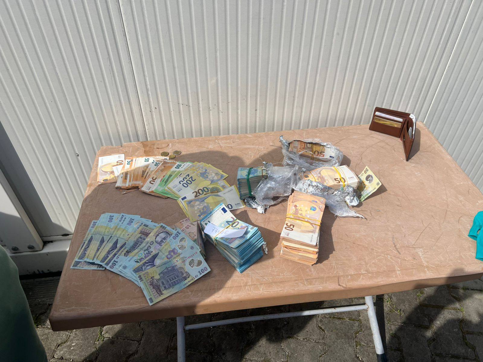 Kapen mbi 122 mijë euro të fshehura në një BMW nga shtetasit rumunë