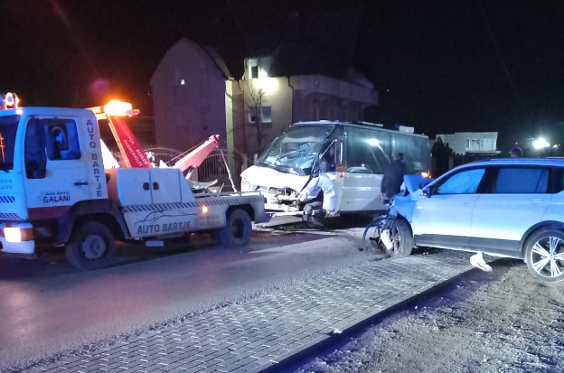 Aksident mes një mini-busi dhe një veture në Prugoc të Prishtinës