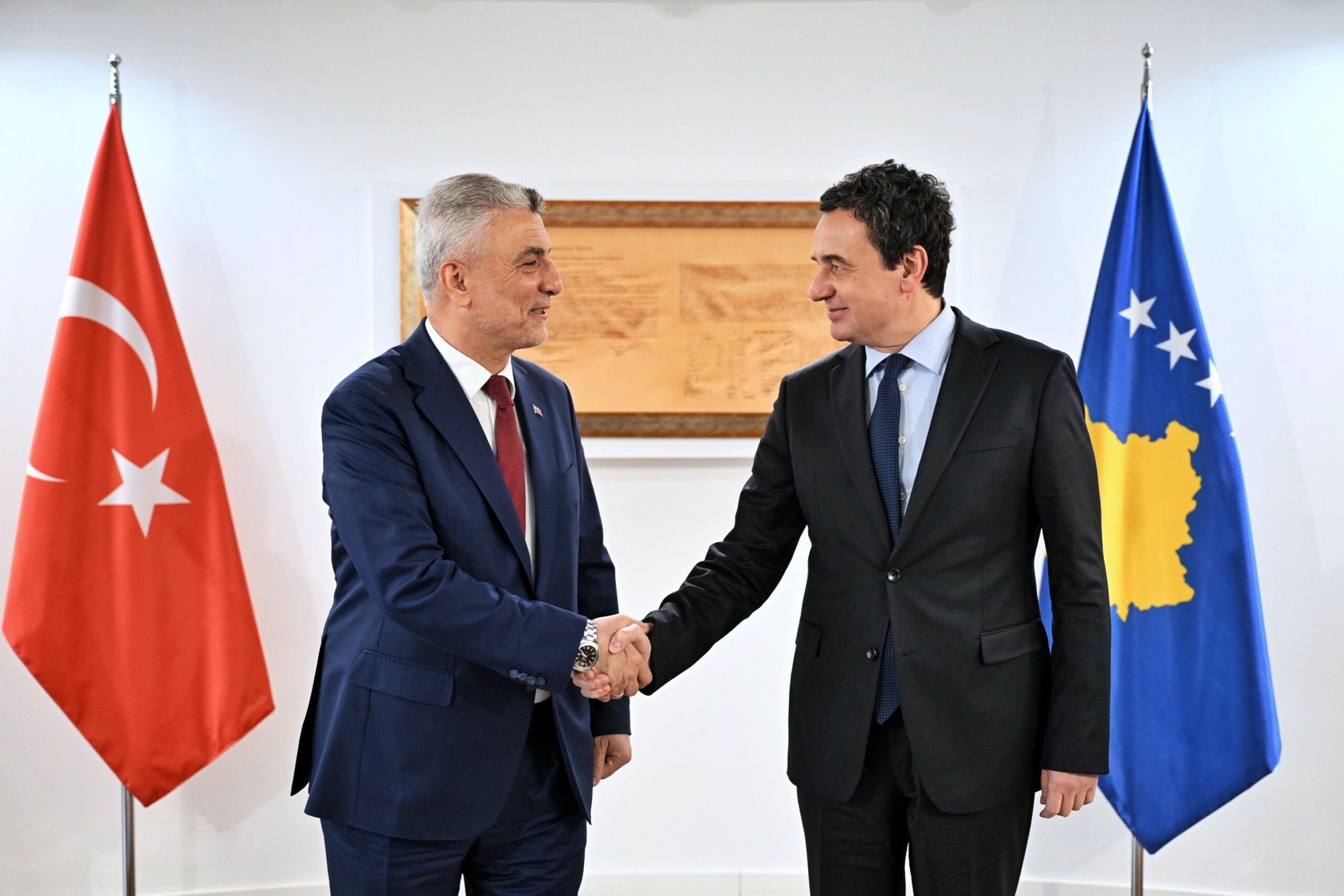 Kurti i kërkon ndihmë Turqisë për hapjen e një linjeje të re ajrore Kosovë-SHBA