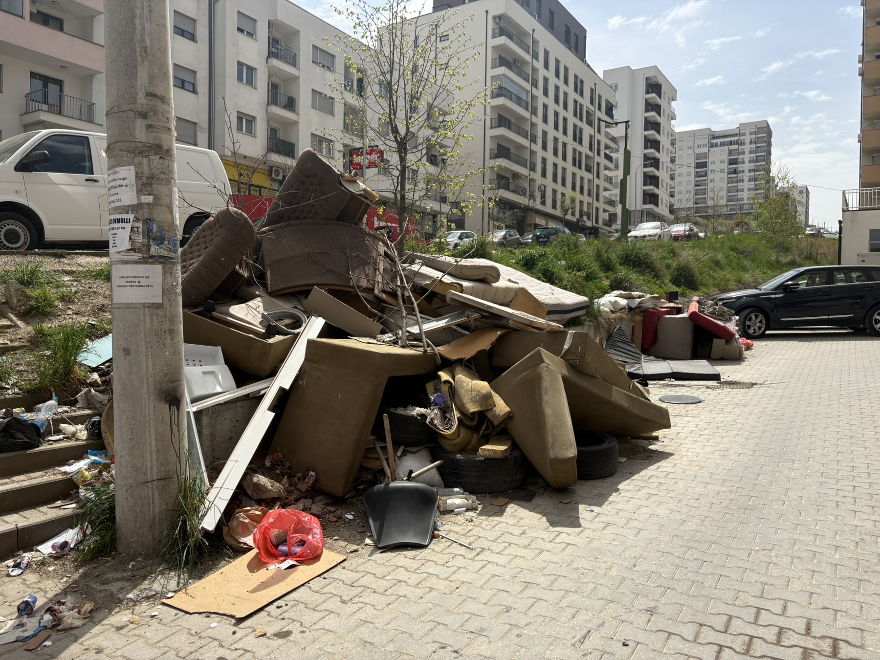 Mbeturina të hedhura jashtë kontejnerëve në lagje të Prishtinës  Komuna thot se po veprojnë sipas kapaciteteve