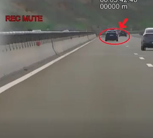 Tejkaloi shpejtësinë e lëvizi me veturë me regjistrim të skaduar, i ndalohet vozitja për 3 muaj dhe i konfiskohen targat