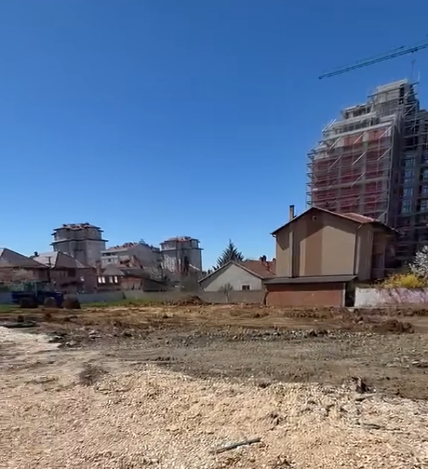 Komuna e Prishtinës mbush gropën e një punishteje, Rama: U krijua para se kompania të merrte lejen ndërtimore