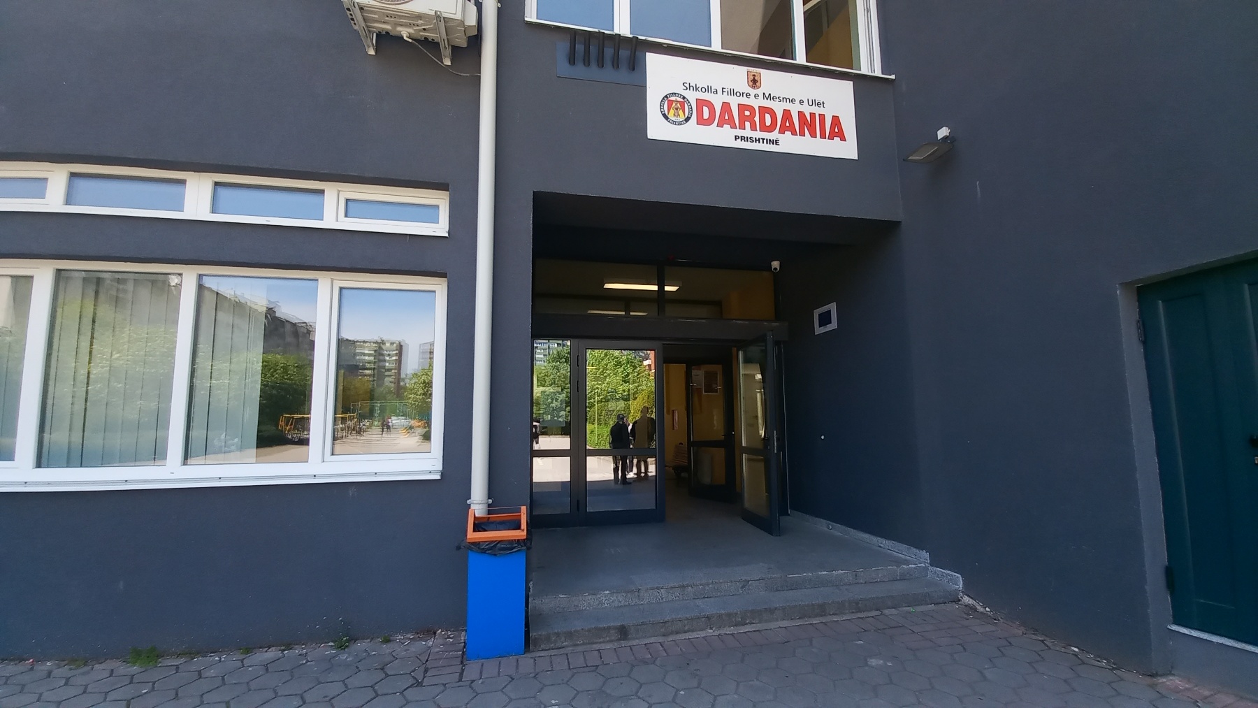 “Mos më nguc se unë kam revole” – Si u trajtua një rast i armës së zjarrit që dyshohet se e posedoi nxënësi në Prishtinë?