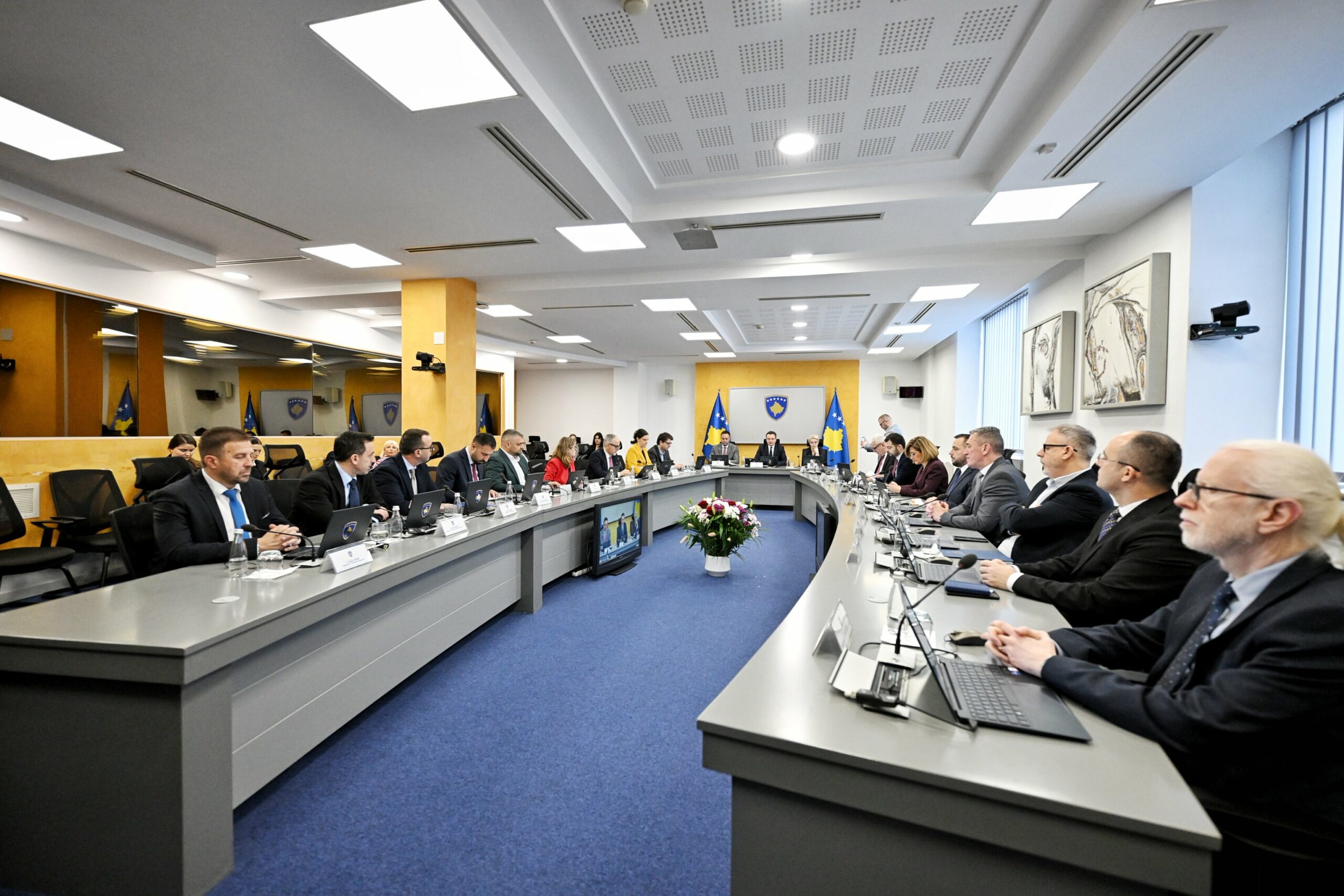 Qeveria mban mbledhje, shqyrton e miraton disa projektligje dhe vendime