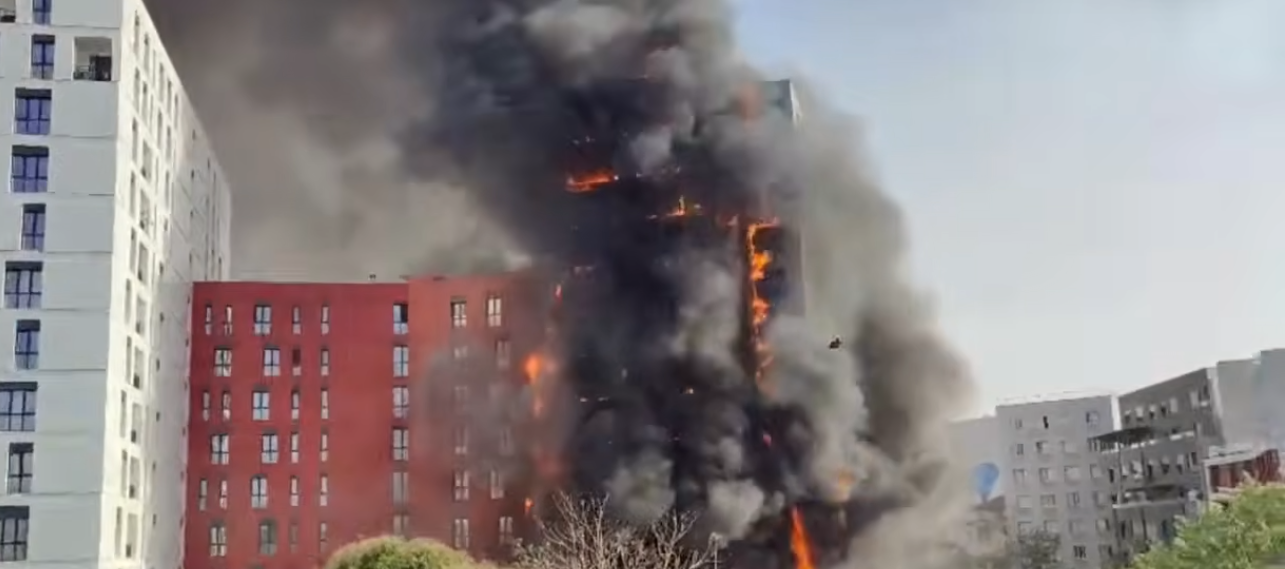 Digjet një ndërtesë banimi në Tiranë