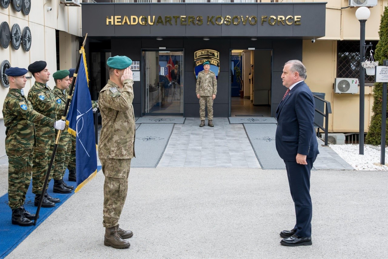 Komandanti i KFOR-it bisedon me ministrin turk të Sportit për situatën në Kosovë