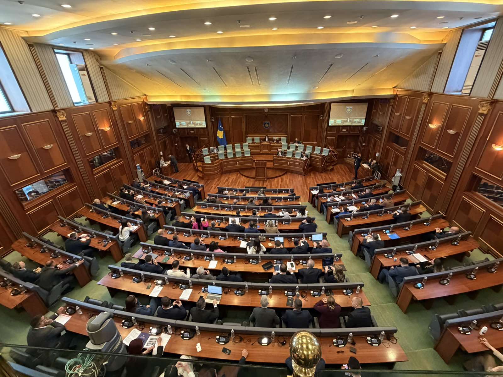 Mes tensionesh e përplasjesh miratohet në shqyrtim të parë Projektligji për çmimet tavan