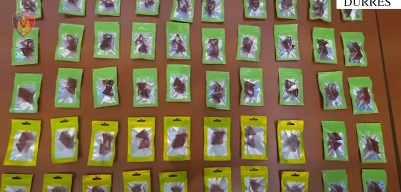 Shqipëri: Prodhonin dhe shisnin narkotikë në afërsi të shkollave – arrestohen dy persona