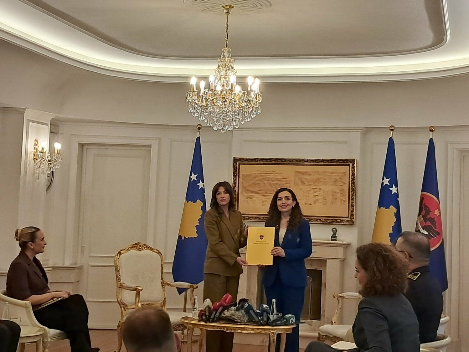 Osmani ia dorëzoi mandatin kryeparlamentares Haxhiu