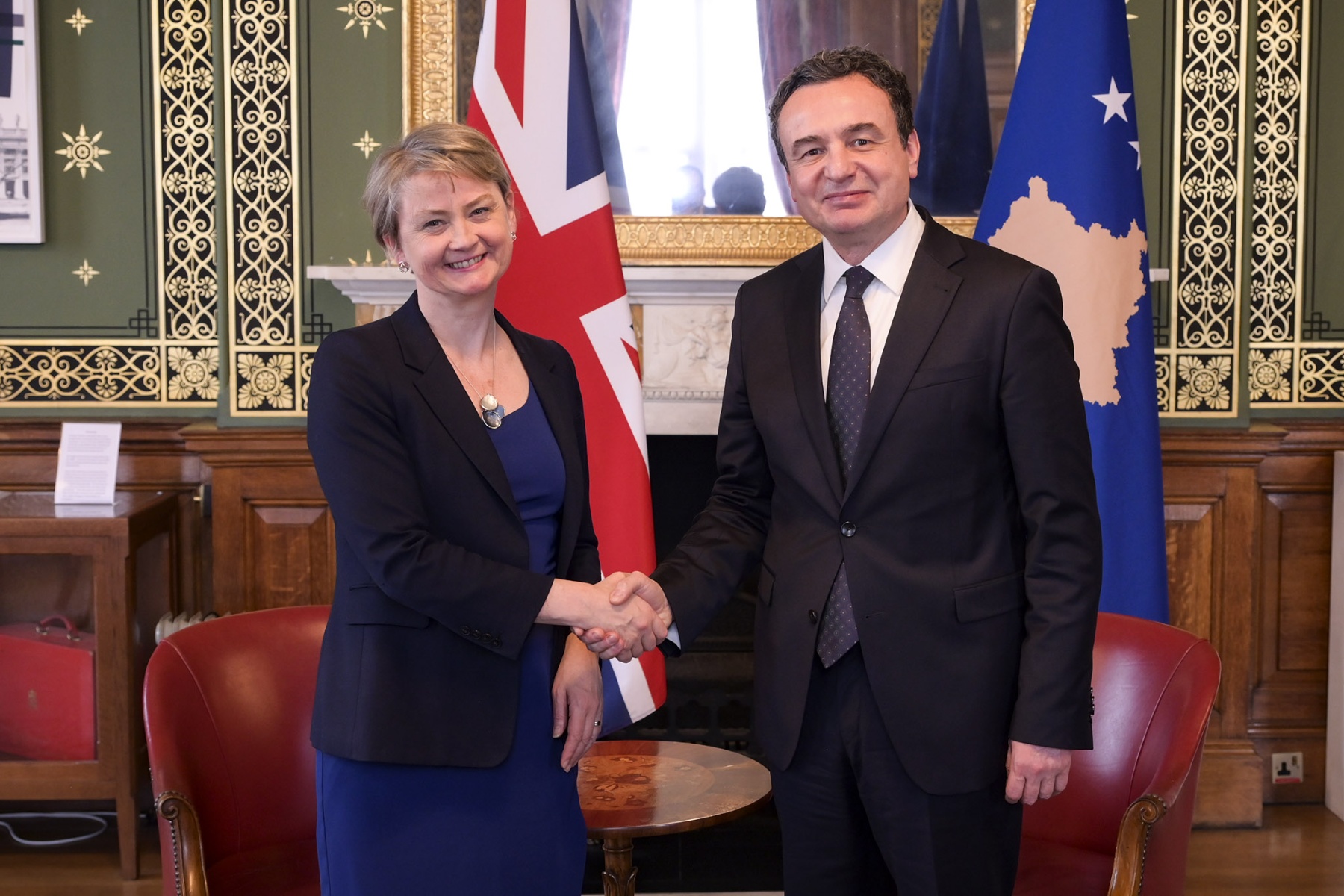 Kurti takon sekretaren britanike, përsërit tri parakushtet për vazhdimin e dialogut me Serbinë