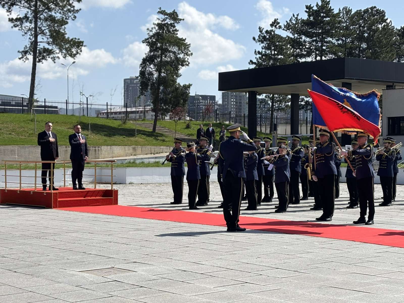 Ministri i Mbrojtjes i Shqipërisë pritet me ceremoni ushtarake në Kosovë