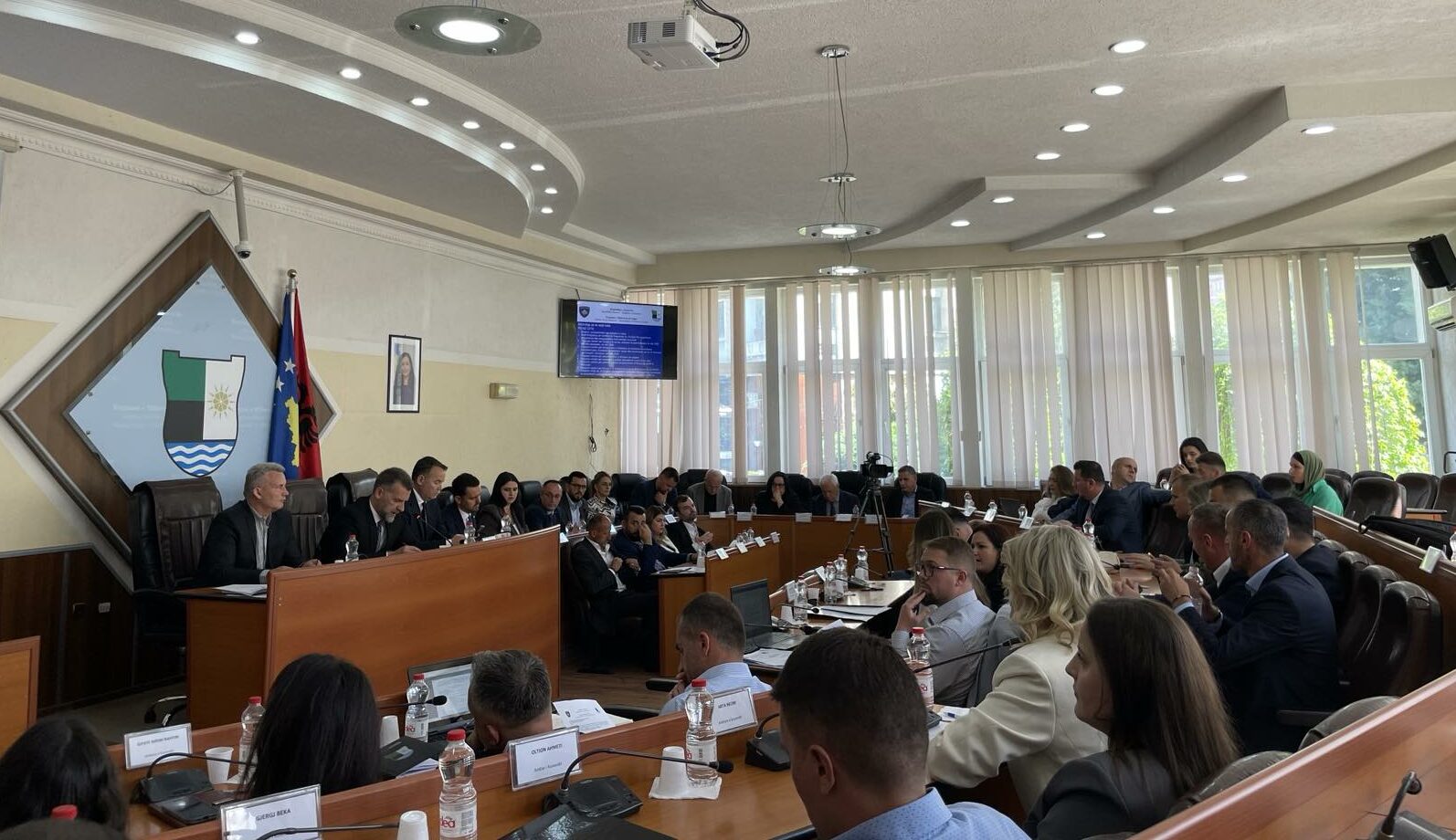 Mitrovicë e Jugut, debat në Kuvend se kush po i zëvendëson mësimdhënësit që morën pozita në institucionet komunale