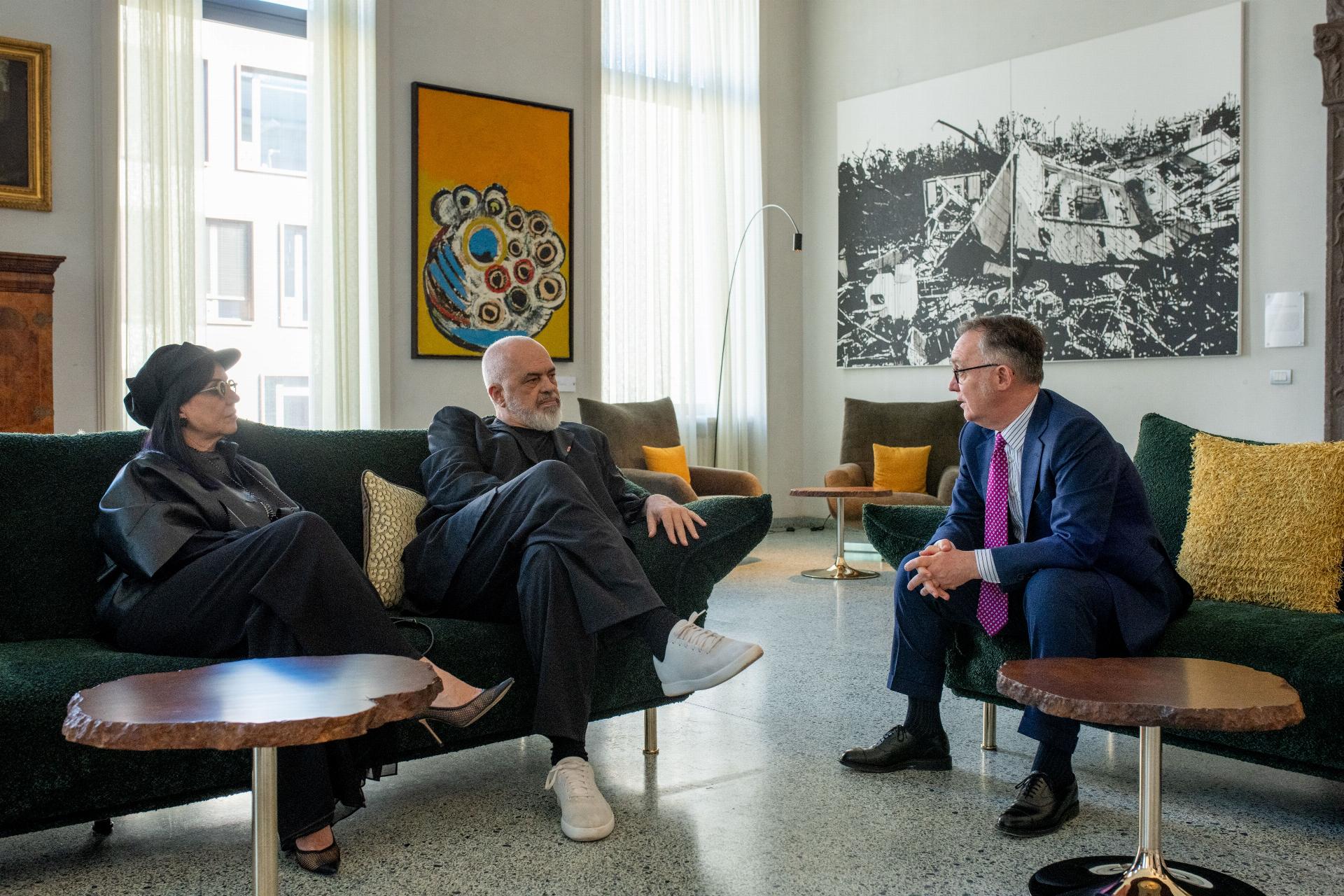 edi-rama-hap-ekspozite-personale-ne-berlin-skulpturat-vendosen-ne-galeri-societe