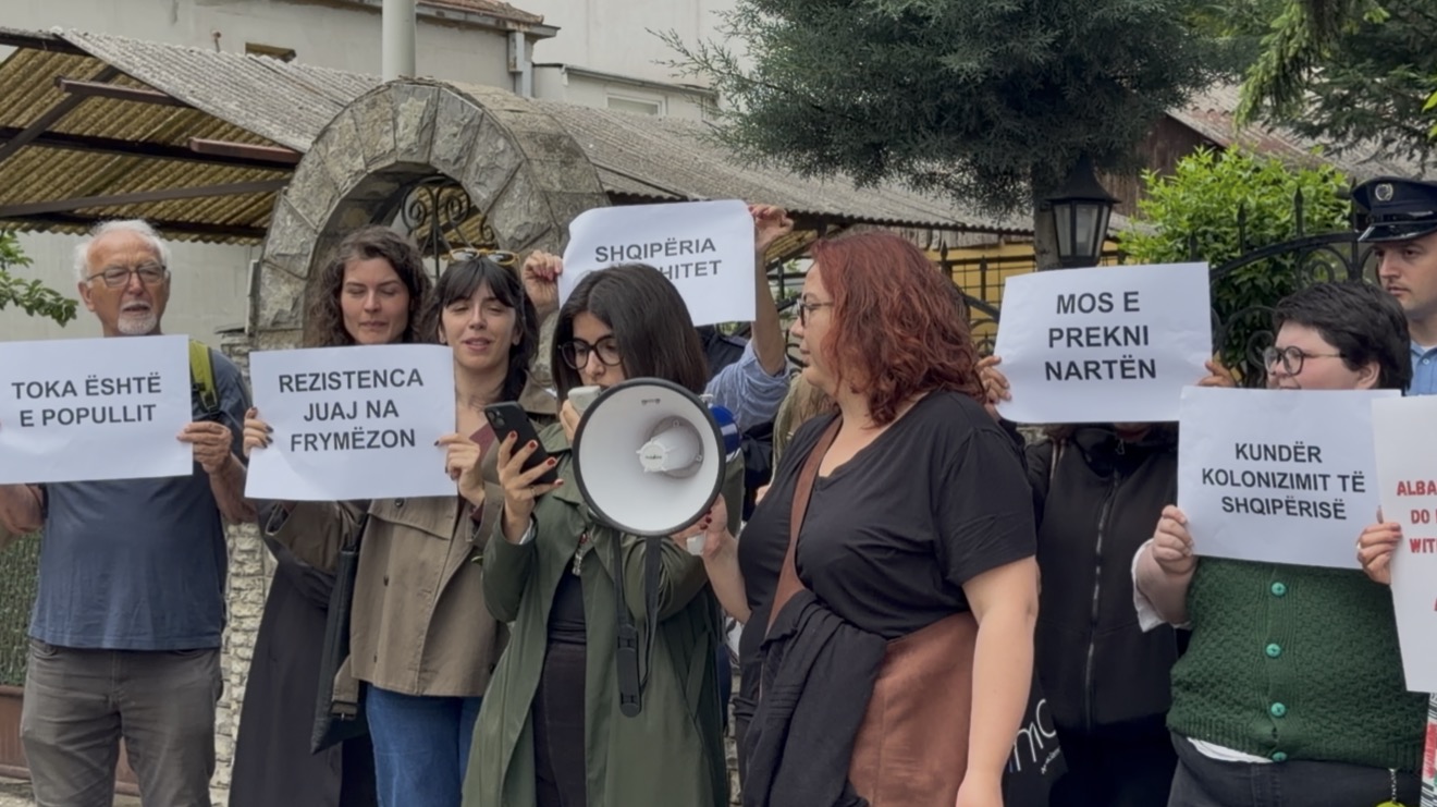lufta-e-tyre-eshte-edhe-e-jona-protestues-nga-kosova-solidarizohen-me-protestuesit-ne-zvernec-te-shqiperise